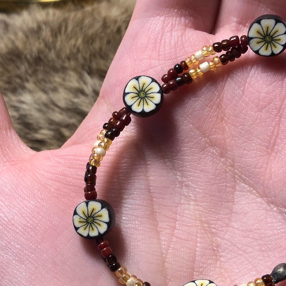 Clay flower beaded bracelet - Picture 2 of 3